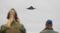 Norjan kuninkaallisten ilmavoimien F-35 lähestyy Tervon maantietukikohtaa.
