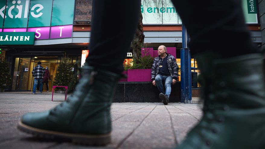 Antti Viljanen istuskelee Jyväskylän keskustassa.