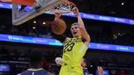 Lauri Markkanen donkkaa keltaisessa peliasussa.