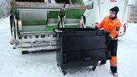 Jäteauton kuljettaja Pasi Jäntti tyhjentää roska-astioita jäteautoon.