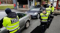 Norjan tullin työntekijöitä rajalle pysäytettyjen autojen lähellä.