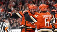 Mikael Granlund ja Alexander Killorn tuulettavat maalia.