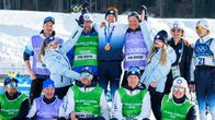 Suomen joukkue juhlii Eero Hirvosen mitalia.