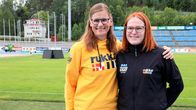 Kalevan kisoissa lähettäjinä toimivat Katja Hautaniemi ja Kirsi Kemppainen seisovat stadionilla Lahdessa.