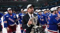 Jussi Ahokas pokaalin kanssa.