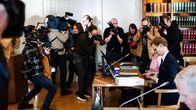 Päivi Räsänen korkeimmassa oikeudessa, ympärillä mediaa.