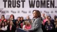 Kamala Harris puhujanpöntössä. Taustalla on yleisöä.