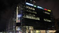 Sanomatalo iltavalaistuksessa.