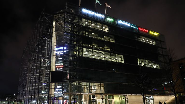 Sanomatalo iltavalaistuksessa.