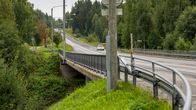 Suojoen silta jonka valtatie 13 ylittää. Muutama henkilöauto on juuri ohittanut paikan.