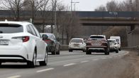 Autoliikennettä moottoritiellä.