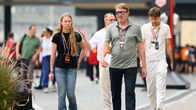 Ella Häkkinen ja Mika Häkkinen Abu Dhabin F1-kisan varikolla joulukuussa 2025.