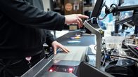Kaupan kassahenkilö näppäilee tuotteita maksettavaksi.