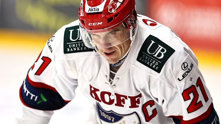 Jori Lehterä HIFK:n paidassa jääkiekkokaukalossa.