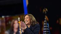 Kamala Harris taputtaa.