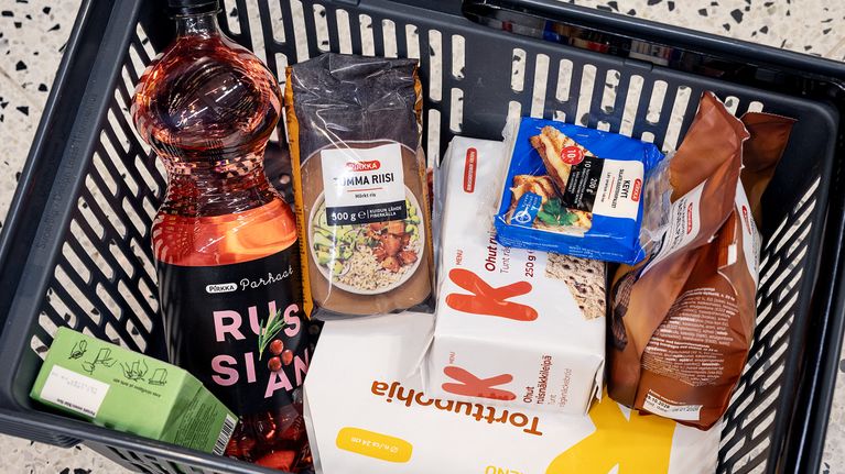 Butikskorg full med varor av märket Pirkka och K-Menu.