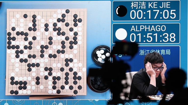Go-mestari Ke Jie pelaamassa Googlen AlphaGo-tekoälyä vastaan.