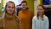 Två flickor och en kvinna i skolmiljö.