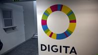 Digitan logo huoneen seinässä.