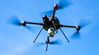 Iso drone leijuu yläpuolella ilmassa. 