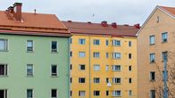 Värikkäitä 50-luvun kerrostaloja Alppilassa.