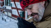 Lähikuva kun Asko Kirvesoja sytyttää tupakkaa.