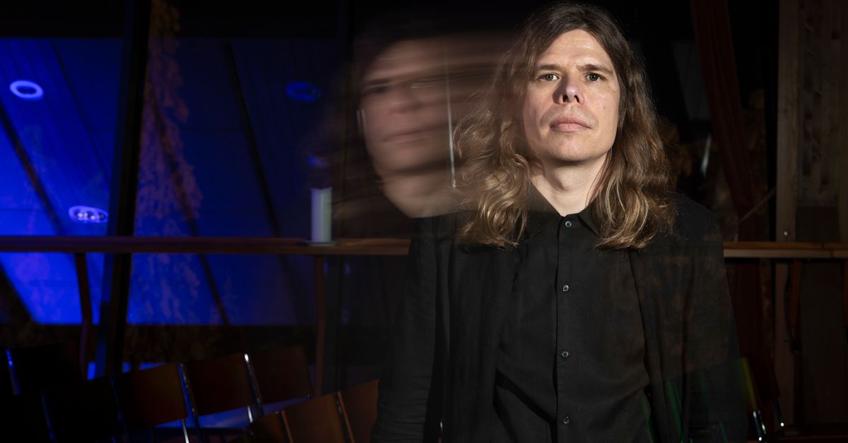 Maustetyttöjen managerille taidepalkinto – Aki Roukalalla on monta ...