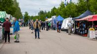 Ihmisiä katsomassa messukojuja