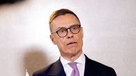 Alexander Stubb puhuu lehdistölle, vasemmalla puolella Suomen lippu.