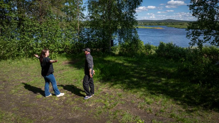 Valiosauna ry:n varapuheenjohtaja Eevi Pulli ja hallituksen jäsen Urho Niemelä uuden "Valiosaunan" paikalla Rovaniemellä.