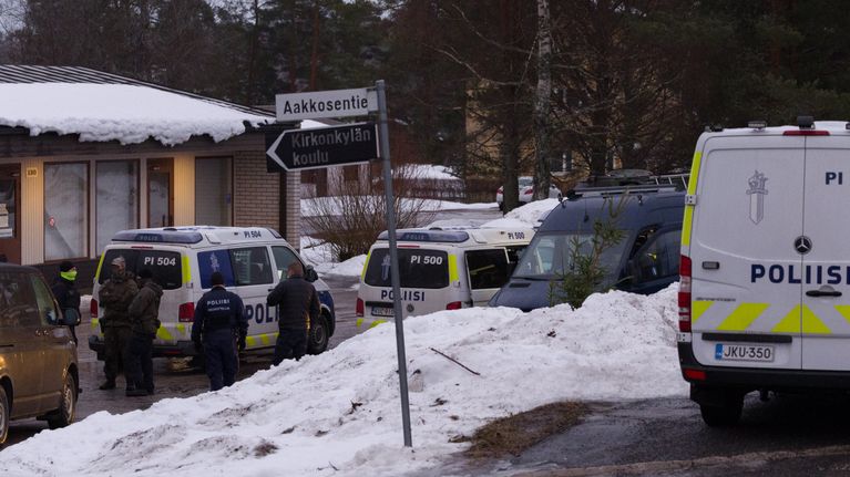 Poliisin joukkoja ja ajoneuvoja.