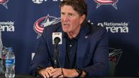 Mike Babcock puhuu toimittajille syyskuussa 2023.