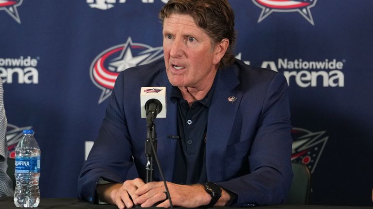Mike Babcock puhuu toimittajille syyskuussa 2023.