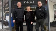 Vesa, Irma ja Petri Pylkkänen pyörittävät perheenä huoltoasemaa Juvan Kettulassa.