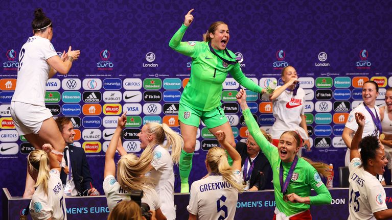 Maalivahti Mary Earps tanssii pyödällä kesken mediatilaisuuden, kun Englanti voitti EM-kultaa 2022.