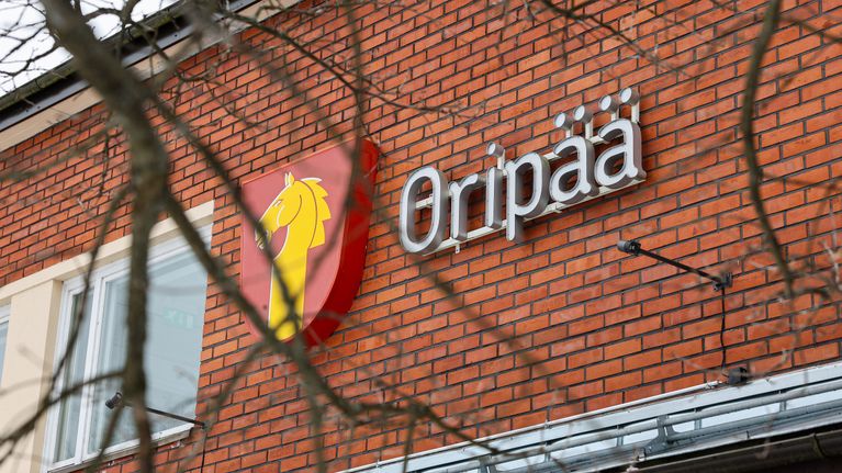Oripään kunnan vaakuna Oripään kunnanviraston tiiliseinässä.