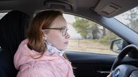 Ritva Kotisaari ajaa autoa.