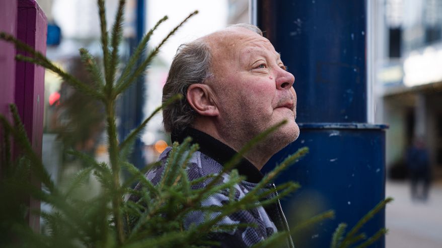 Antti Viljanen istuskelee Jyväskylän keskustassa.