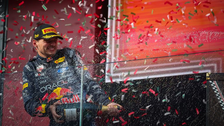 Max Verstappen sprutar champagne i konfettiregn.