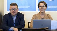 Asmo Maanselkä ja Sari Essayah istuvat pöydän ääressä.