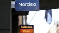 Nordean kyltti talon seinässä.