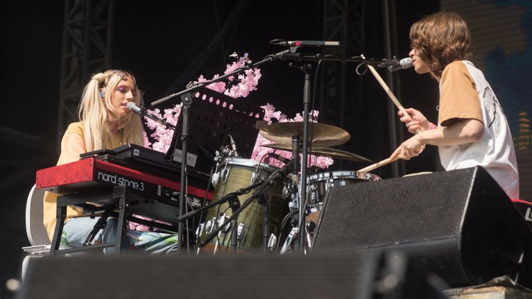 Jazz-yhtye Domi & JD Beck esiintymässä Lontoossa Cross The Tracks -festivaalilla toukokuussa 2023.