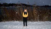 Kati Pikkarainen seisoo lumisessa maisemassa.