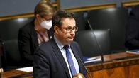 Mika Kari puhuu eduskunnassa.