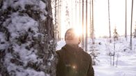 Kalle Eerikäinen hämmästelee puuta auringonlaskun aikaan.