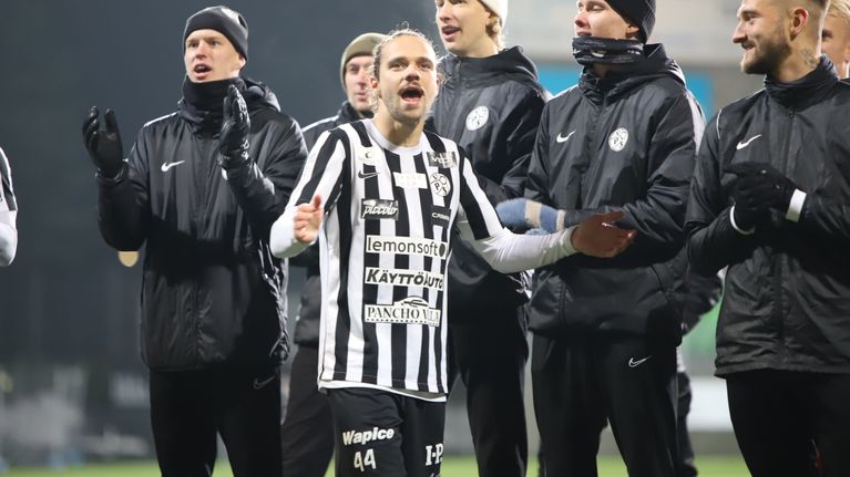 Jevgenij Basjkirov sjunger med VPS-fansen.