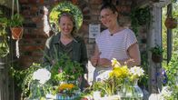 Elin Skagersten-Ström och Sandra Neuman gör floristik i lusthuset på Strömsö.