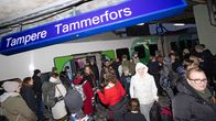Ihmiset poistuu junasta Tampereen rautatieasemalla.