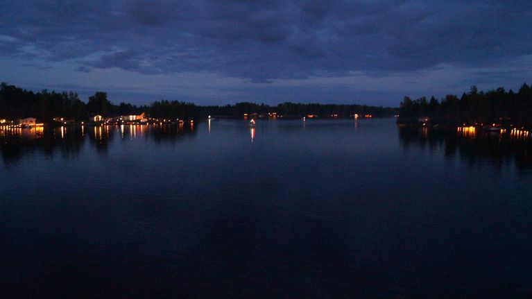 Facklor lyser upp stränderna på villaavslutningen.