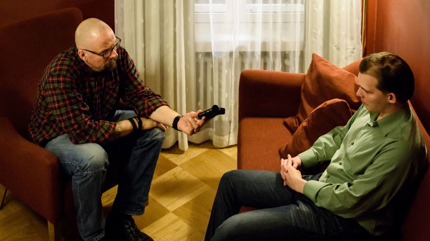 Marko Hietikko haastattelee Esa Holappaa, Suomen Vastarintaliikkeen entistä johtajaa.